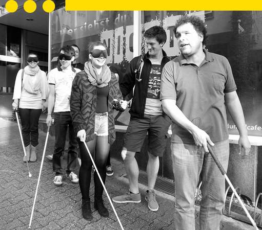 Mit Taststock und Verdunklungsbrille durch die Stadt Teamerlebnis mit 4 Sinnen