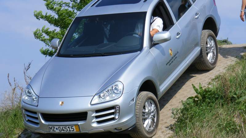 Porsche SUV beim Offroad Training