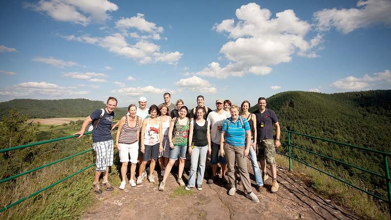 Gruppenfoto auf Burg Drachenfels nach Ende von Agathe hat`s verschusselt