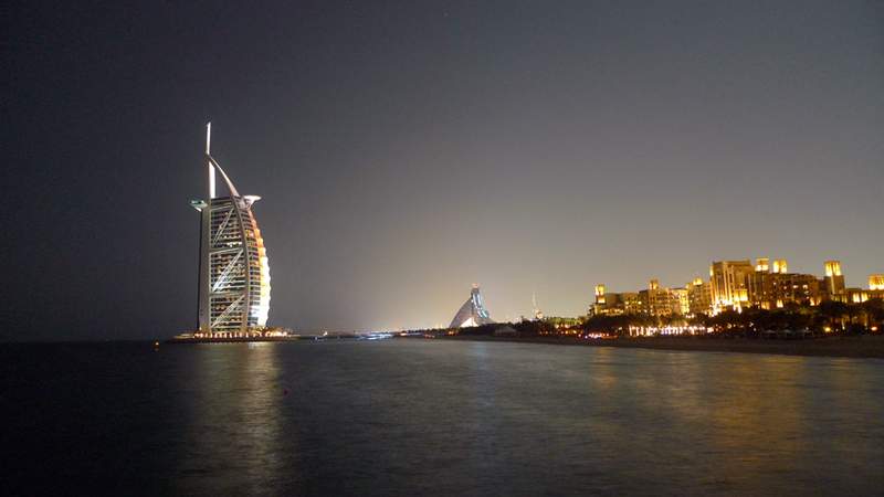 Burj al Arab im Meer vor Dubai bei Nacht 