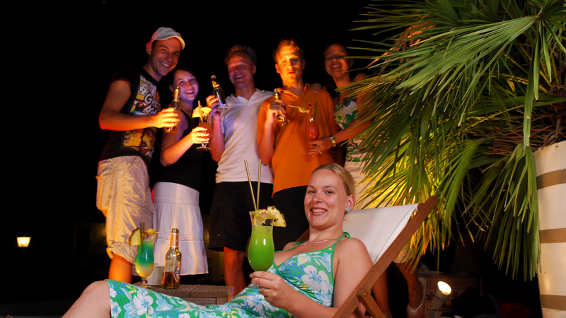 Frau mit Cocktail beim Sommerfest