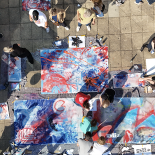 Team arbeitet spielerisch an einem Kunstwerk