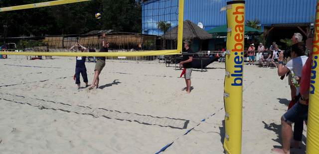 Beach-Olympiade-Volleyball als Highlight Ihres Teamevents Zwei Personen auf einem Volleyballfeld