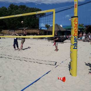 Zwei Personen auf einem Volleyballfeld