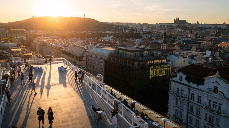 Dach mit einem atemberaubenden Blick über ganz Prag