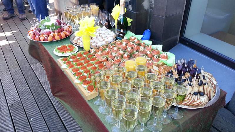 Champagner und Kaviar angerichtet auf einem Tisch auf dem Stalin Tower 