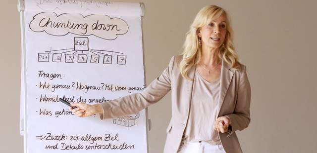 Stella Cornelius-Koch Stella Cornelius-Koch während eines Vortrags