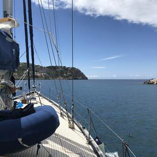 Ausfahrt aus dem Hafen Segelreise auf einer Klassik-Yacht