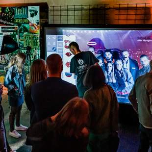 DGW Live: Digitale Graffiti-Performance mit Swissmanagers Hendrik von Urban Artists nutzt die digitale Graffiti-Wand DGW bei einem Swissmanagers-Event vor Publikum.