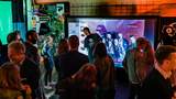 Hendrik von Urban Artists nutzt die digitale Graffiti-Wand DGW bei einem Swissmanagers-Event vor Publikum.