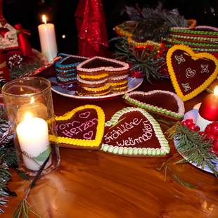 Lebkuchenherzen gestalten, Weihnachtsfeier kreativ, Weihnachtsevents