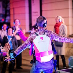Host vor Gästen Silent Disco Tour – Musikalisches Teamevent