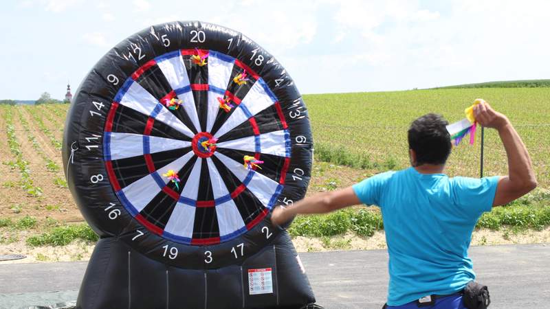 Riesendarts, Zielgenauigkeit, Großformatiges Dartspiel, Geschicklichkeitsspiel, Geschicklichkeit, Zielschießen,