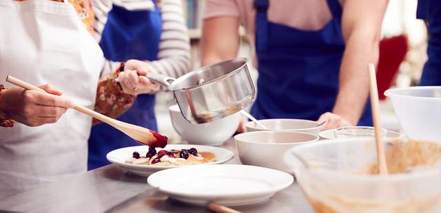 Mehrere Personen die zusammen kochen