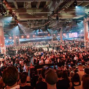 3000 Teilnehmer bilden gemeinsam während eines Teamevents