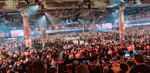 3000 Teilnehmer bilden gemeinsam während eines Teamevents