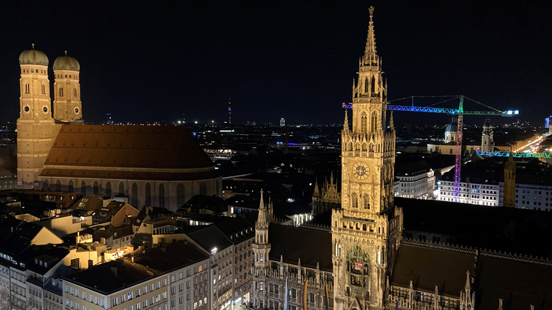 Die beleuchtete Münchner Altstadt am Abend