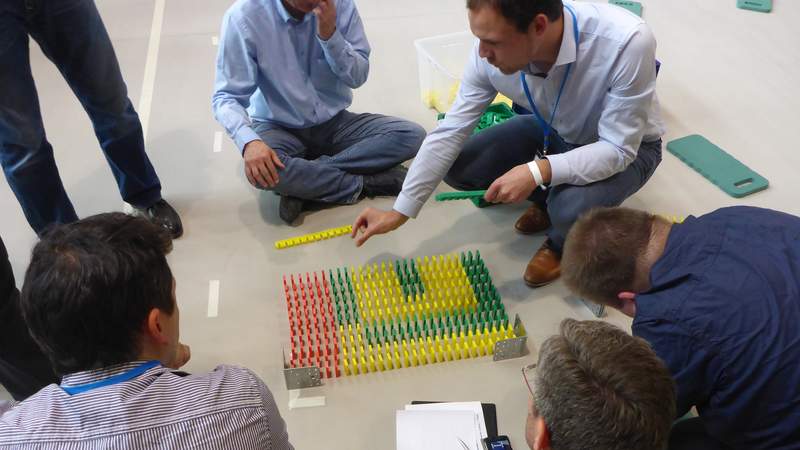 Teilnehmer diskutieren den Aufbau der Dominosteine