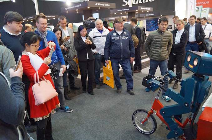 Sprechender Roboter auf seinem Fahrrad