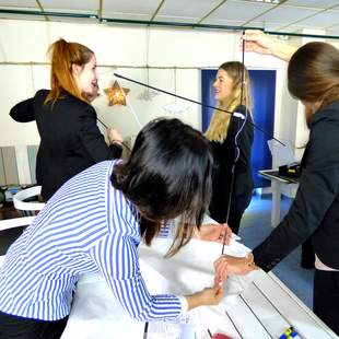 Drachenbau Workshop als Teamevent ein paar Menschen bauen einen Drachen