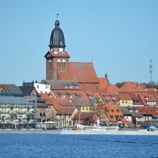 Blick auf Waren (Müritz) vom Wasser