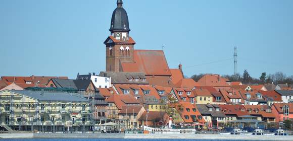 Blick auf Waren (Müritz) vom Wasser