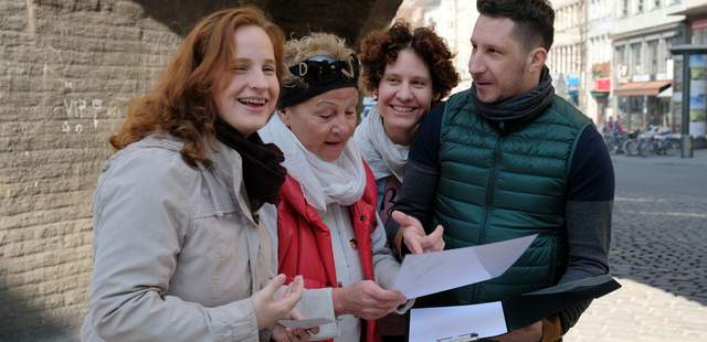 Ermittlergruppe bei der Spurensuche