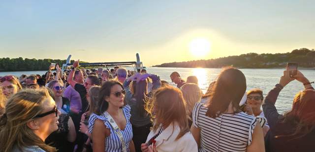 Partyboot Hamburg: Party Schifffahrt & Hotel Partyboot Hamburg: Party Schifffahrt & Hotel