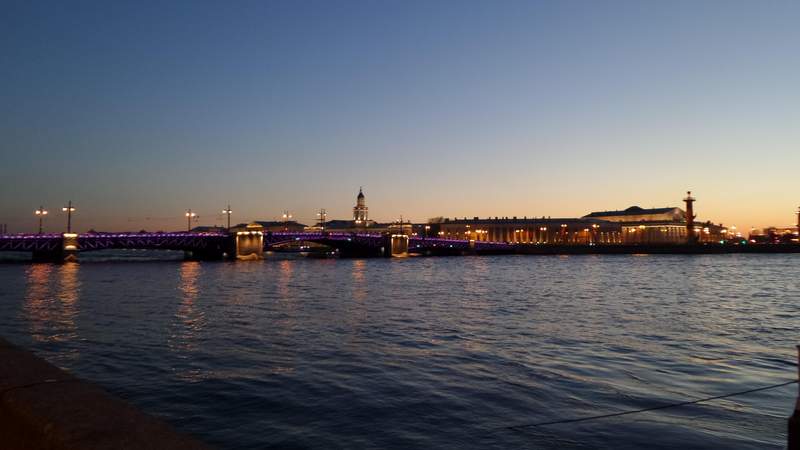 St. Petersburg bei Nacht mit der Newa und dem beleuchteten Ufer