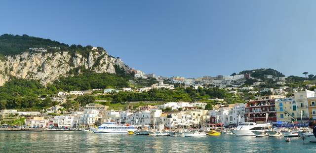 Die Küstenregion von Capri Capri erstrahlt im Sonnenschein