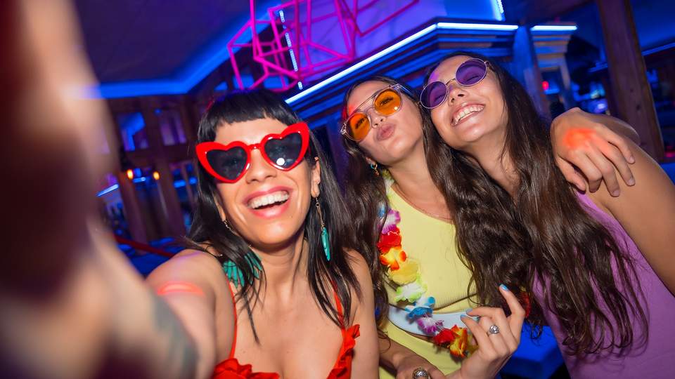 Feierstimmung bei der Bachelor Party - Junggesellenabschied Feiernde Frauen bei einer JGA Party