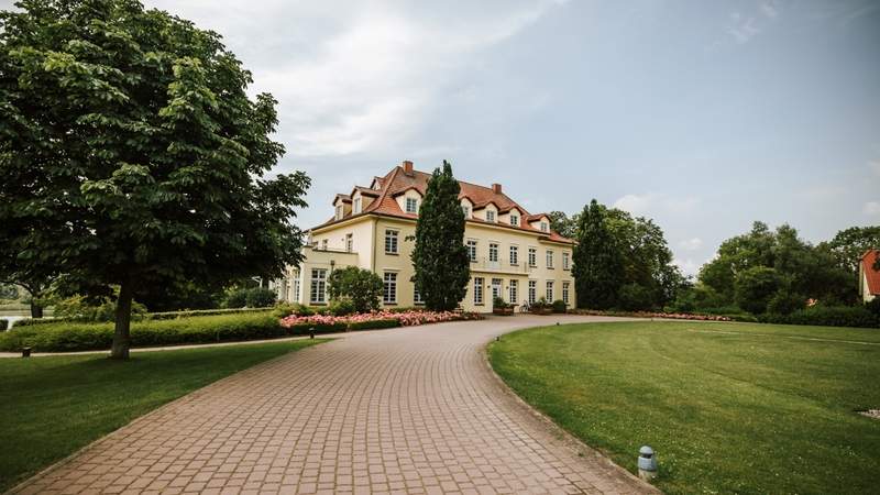 Auffahrt zum Gutshaus Gut Gremmelin - Tagungshotel am See