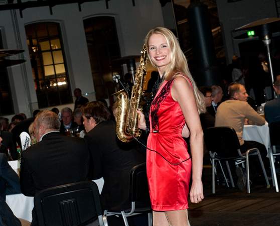 Attraktive Saxophonistin als Walking-Act