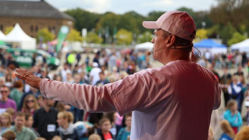 Stephan Ehlers bringt mehreren hundert Tln. gleichzeitig das Jonglieren bei