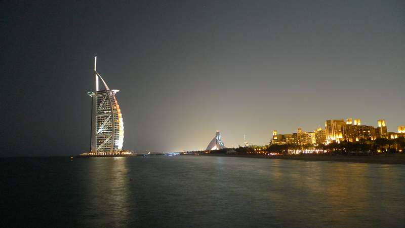 Dubai Skyline abends