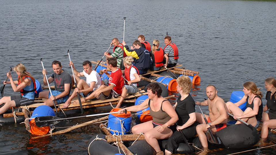 Teambuilding Betriebsausflug Firmen-Event Flossbau