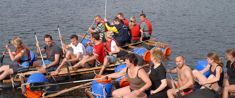 Teamevent mit Floßbau