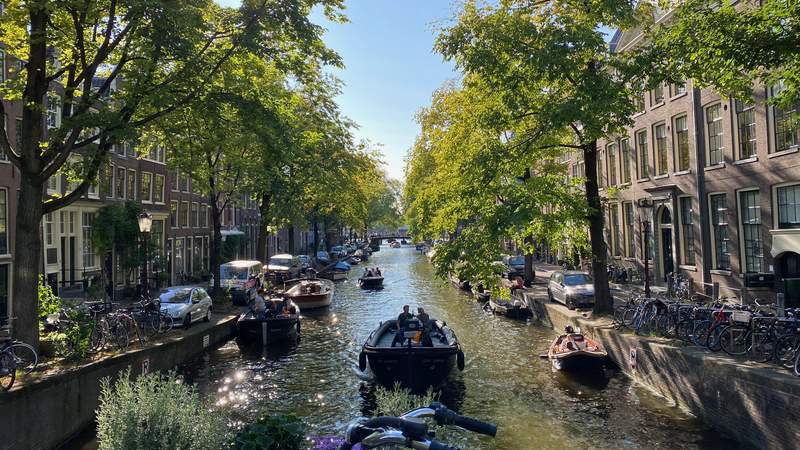 Zoome durch das Panorama von Amsterdam