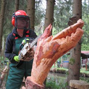 Schnitzen mit der Carving-Benzinkettensäge