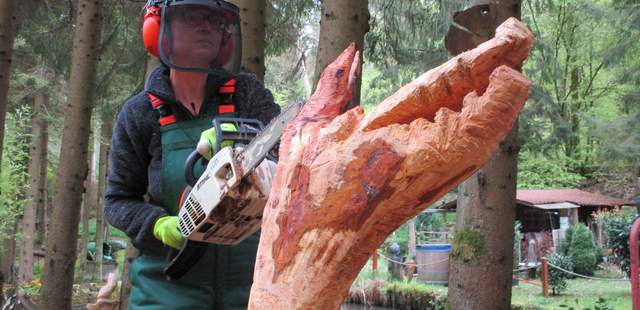 Schnitzen mit der Carving-Benzinkettensäge