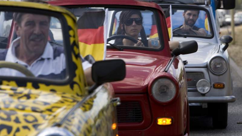 Oben ohne im Trabant Cabrio Trabi-Safari Berlin!