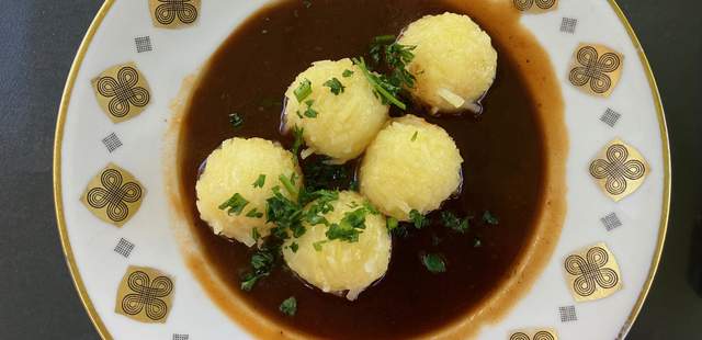 thüringer-kartoffelklöße-mit-soße