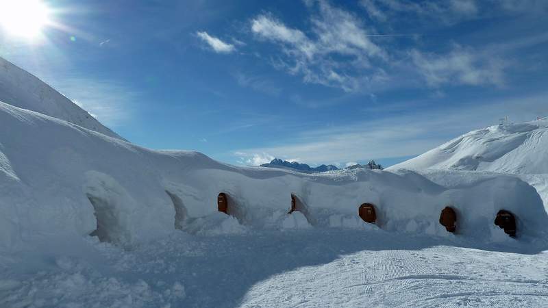 Eingänge zu den SchlafIglus IgluLodge Eishotel