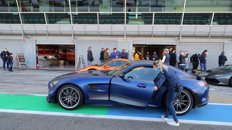 Sportwagen auf der Monza-Strecke fahren