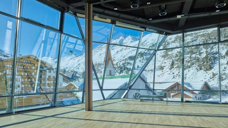 Aussicht durch große Glasscheiben im Carat