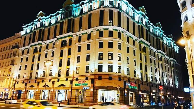 Außenansicht beleuchtet des 5-Sterne Marriott Grand Hotel Moskau