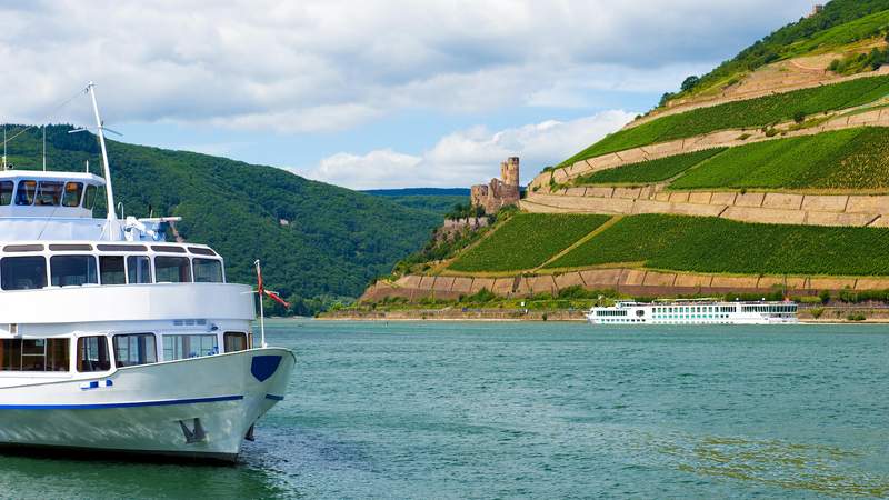 Schifffahrt auf dem Rhein Schiff auf dem Rhein im Rheingau