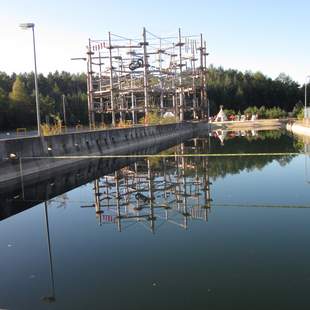 Becken mit Arena im Hintergrund Spaß und Action im Kletterpark HöhenwegArena