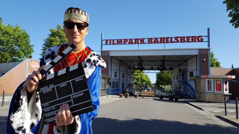 Malking Movie im Filmpark Babelsberg Mann mit König Verkleidung vor dem Firlmpark