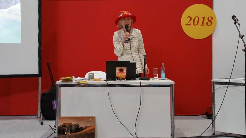 Barton mit dem Mikrofon in der Hand auf der Leipziger Buchmesse